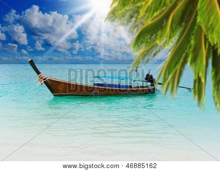 Longtail boat sur la plage tropicale de la mer