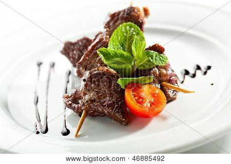 체리 토마토와 꼬치 고기