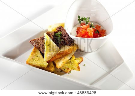 Geröstetes Brot mit Tomaten-Sauce