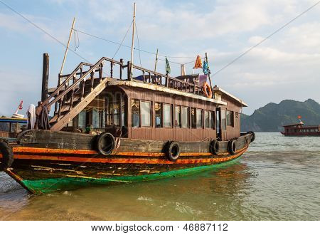 Barco turístico en la bahía de Halong