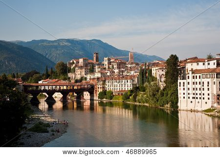 El viejo puente de madera atraviesa el río Brenta en el romántico pueblo Basano Del Grappa
