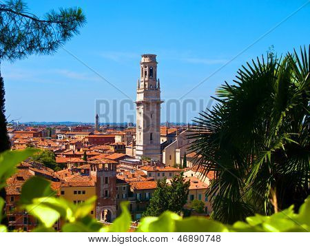 Panorama di Verona con vista del Duomo vecchio