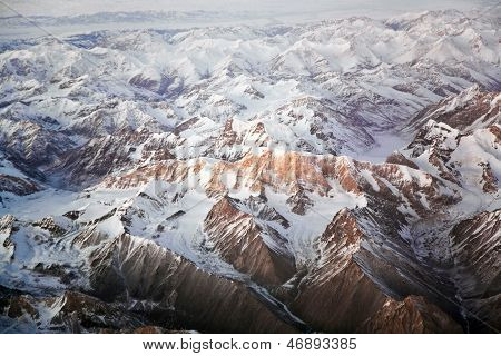 Bella vista dall'aereo sulle montagne a Tashkent, Cina e Kirgistan, ricoperta di Sno