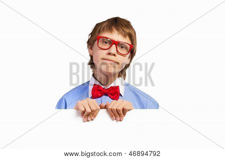 Schule Junge im roten Brille holding White quadratisch