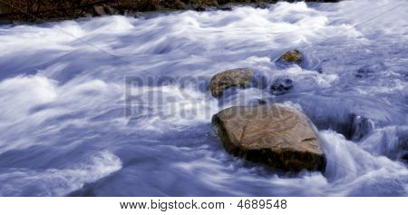 Córrego da montanha azul
