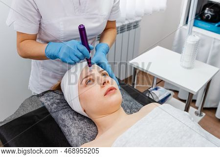 Cosmetologist Making Mesotherapy Injection. Dermatologist Making Mesotherapy Injection With Dermapen