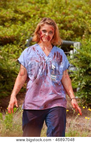 Sangue intriso infermiera Zombie vaga senza meta a 5K Race