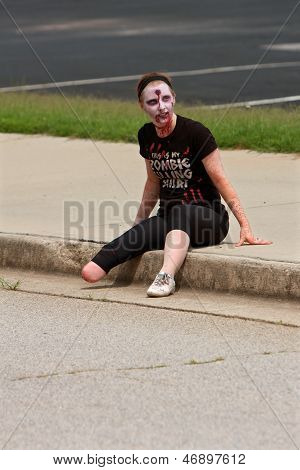 Einbeinige Frau Zombie erwartet Läufer In ungeraden 1,5K Race