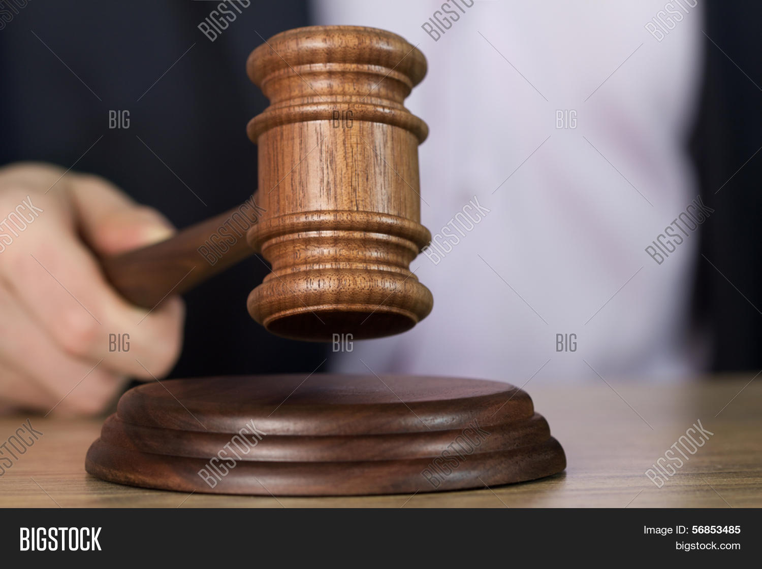за решеткой в суде. судейский молоток. уголовный суд. суд фото. осужденный в суде.