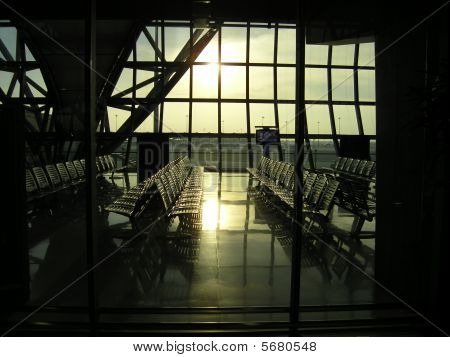 Sunrise - pladser på en lufthavnsterminal