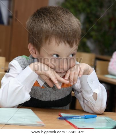 tanuló az általános iskola egy iskola íróasztalnál leckét