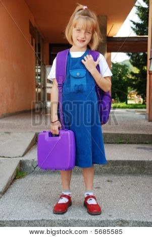 かわいい金髪少女と Frackles、学校の前に