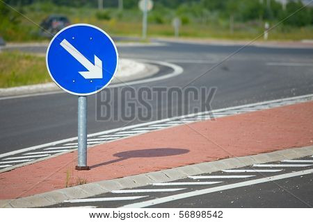 Arrow sign at a roundabout