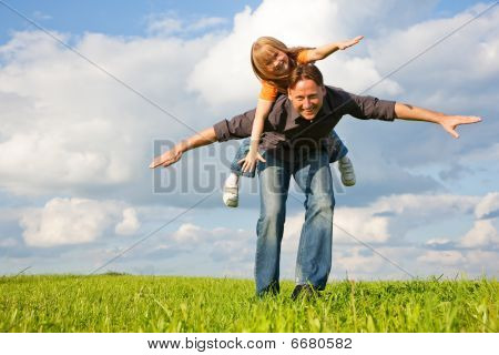 Baba ve birlikte oynayan çocuk