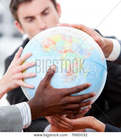 Nahaufnahme eines Business-Teams halten einen terrestrischen globe