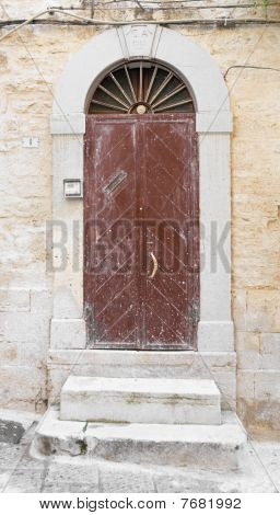 Frontdoor fatiscenti in legno.