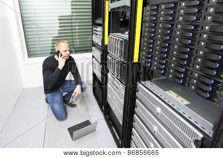 Problem solving IT consultant in datacenter