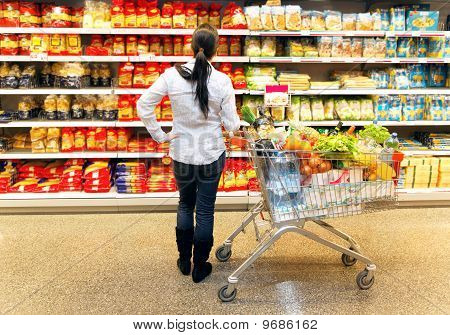 Žena v supermarketu