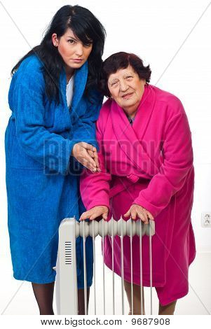Froid frissons femmes avec chaleur radiateur