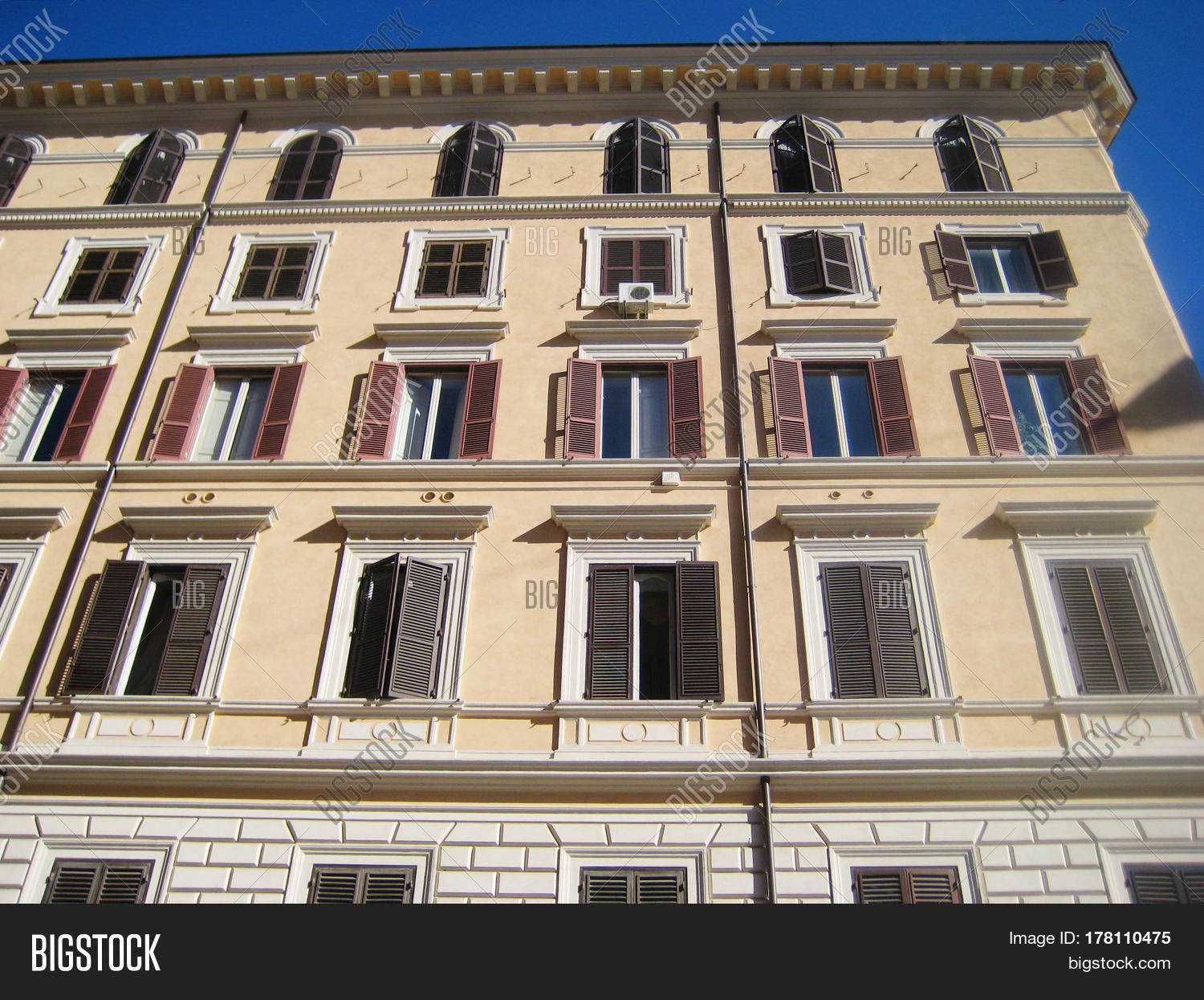 building, architecture, house, azuleos, facade, portugal, lisbon,  portuguese, city, travel, europe | Hippopx, image size:1500x1245