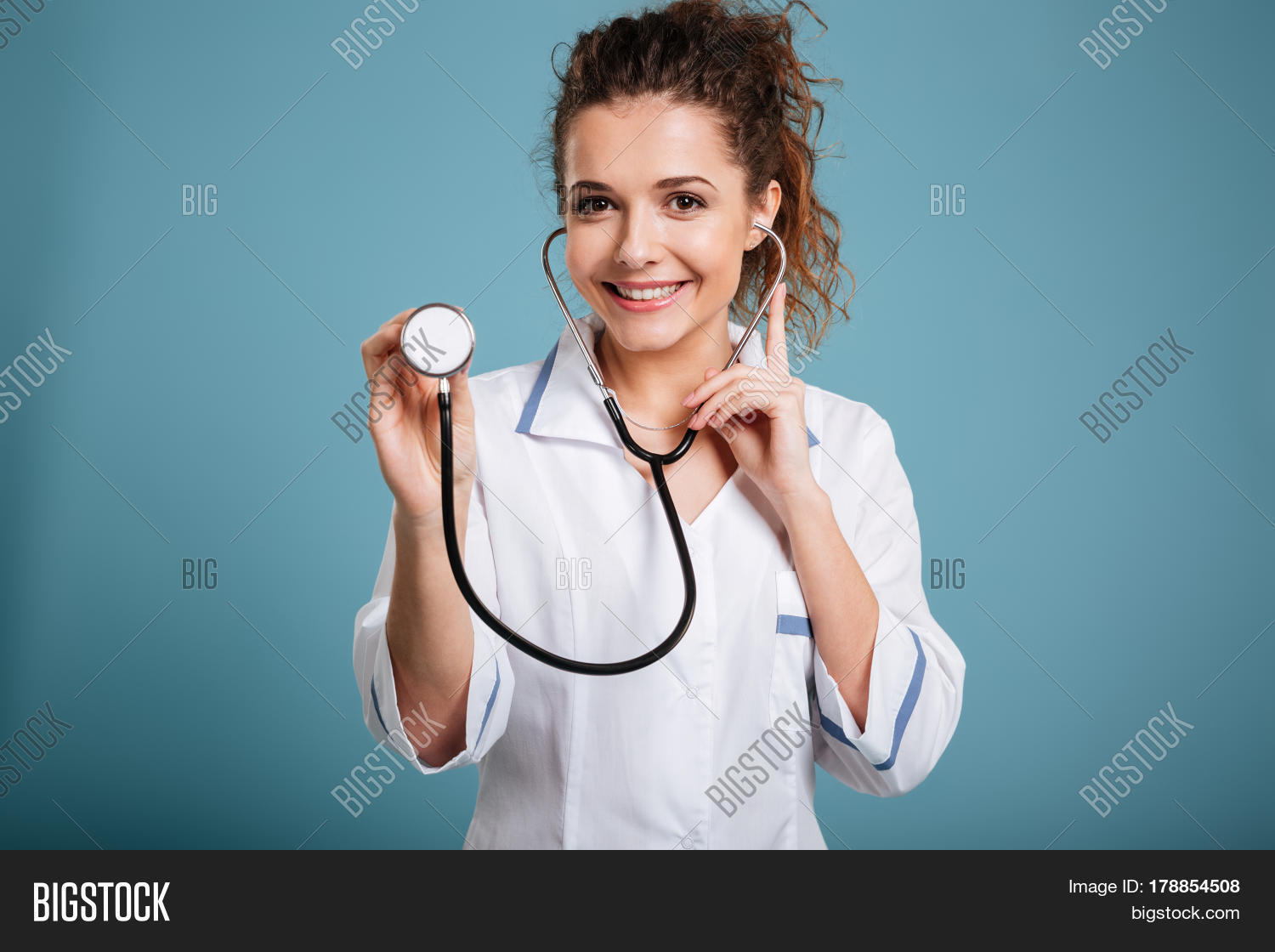 медицинская сестра. беседа медсестры с пациентом. медицинская сестра. медицинская сестра и врач. медсестра с фонендоскопом.