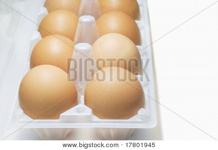 Färska ägg i plast ägg låda.