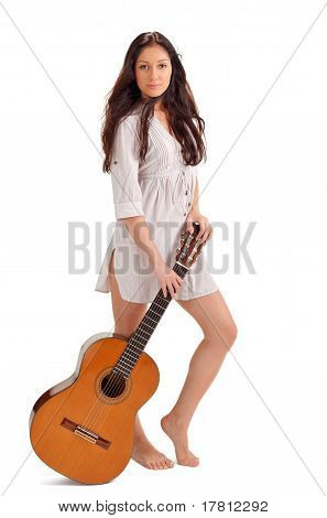 Ung smuk Brunette dame i hvid Chemise med akustisk Gui