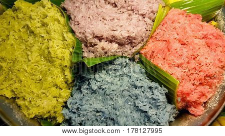raditional Thai dessert sticky rice yellow .