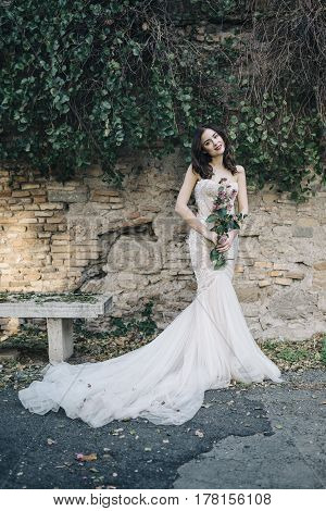 Bohemian fineart wedding lifestyle in park bench wedding