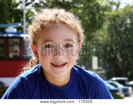 Felice ragazza all'aperto