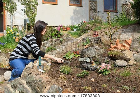若い女の子は庭での作業