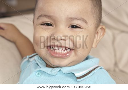 Foto di un sorridente ragazzo bambino adorabile litle