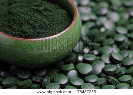 Ground spirulina and spirulina in pills - beauty treatment