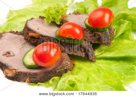 三个 peaces 的肉与蔬菜