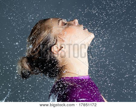 junge expressive Beauty Woman with fallenden Wassertröpfchen