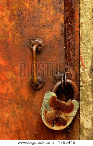 Porta chiusa di ruggine