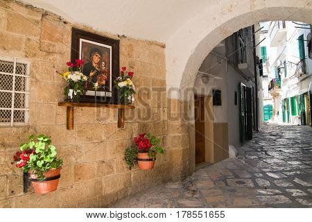 Characteristic alleyway of Monopoli. Puglia. Southern Italy.