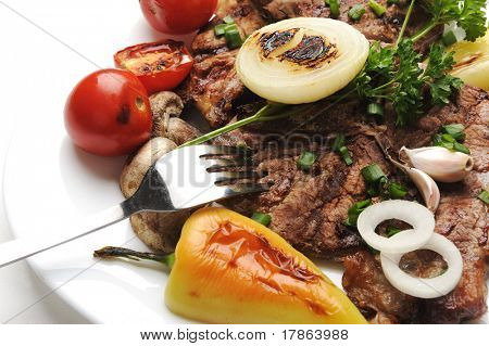 Delicious připravené a zdobené jídlo na stole