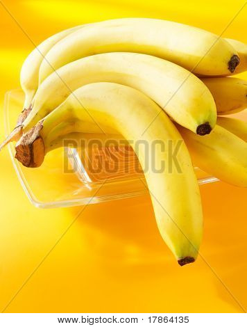 Bananen auf gelbem Hintergrund