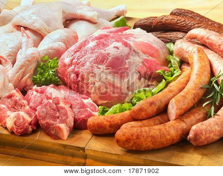 Fleisch-Produkte und auf ein Ausschnitt-Brett
