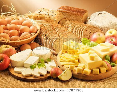 Essen, Eier, Brot und Äpfel 1