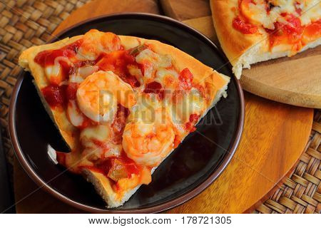 Pizza is Italain food with cheese on shrimp.