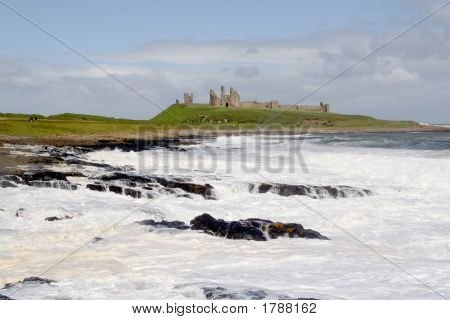 Burácení vln Dunstanburgh Castle