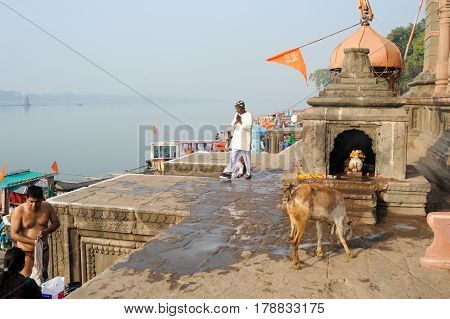 People Walking On The Ghat Of Maheshwar On India