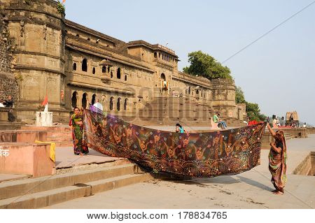Woman Drying Them Sari In Front Of Maheshwar Palace