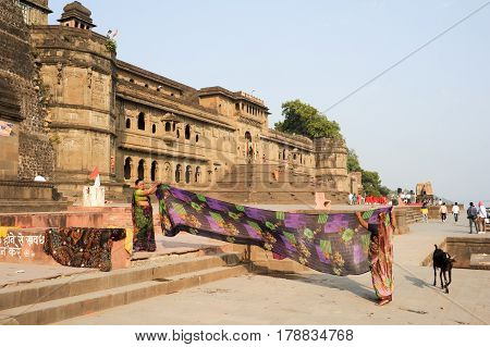 Woman Drying Them Sari In Front Of Maheshwar Palace