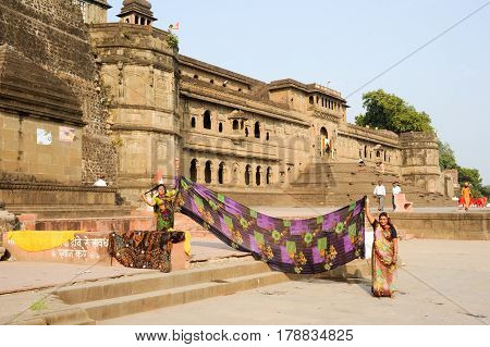 Woman Drying Them Sari In Front Of Maheshwar Palace