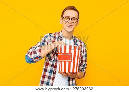Portrait Of A Happy Man In Transparent Glasses With A Bucket Of Popcorn, Keen On Watching A Movie, O