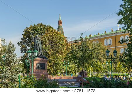 Moscow, Russia- 20 September 2014: Monument To The Patriarch Hermogen In The Alexander Park. People 