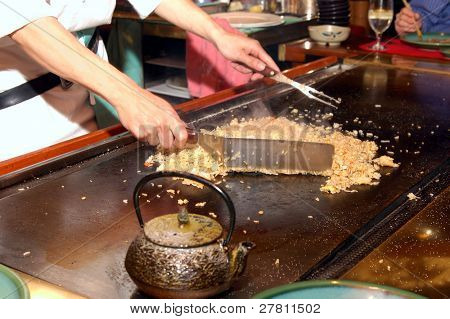 Klepnutím Pan Yaki kuchař v akci na japonské restaurace.